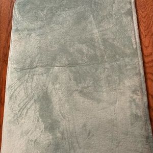 Nicole Miller light turquoise bathmat NWOT